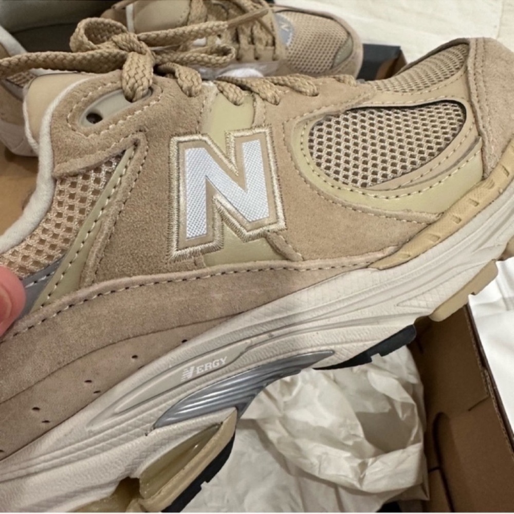 New Balance 2002R Beige/Silver/White (NWT) - Picture 4 of 7